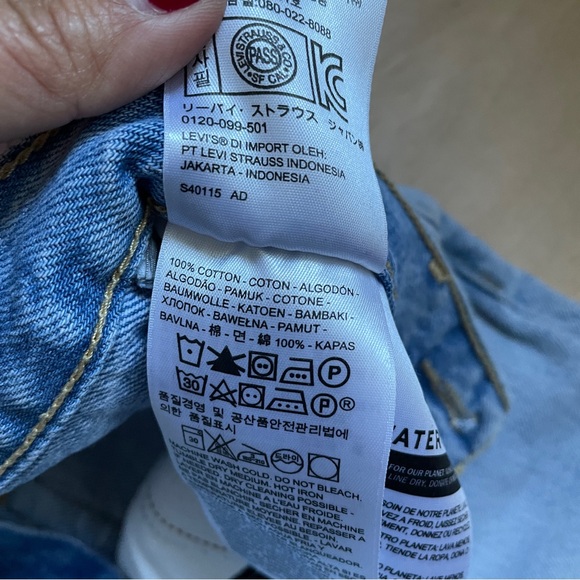 Levi’s Mom Jeans - Picture 7 of 7